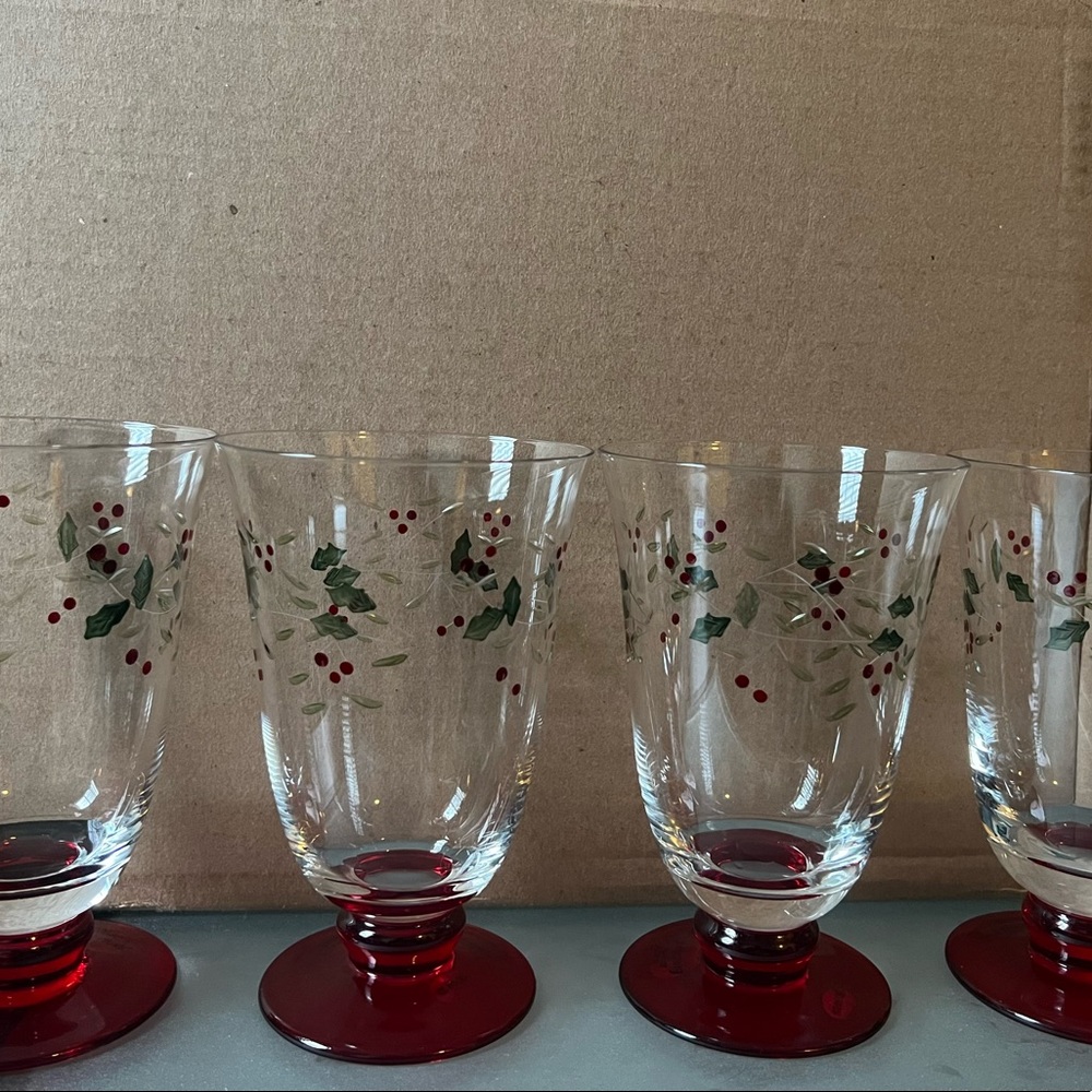 PFALTZGRAFF
Winterberry Set of 4 Water Goblets